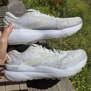 Brooks Women's Athletic Shoes - Cream and White